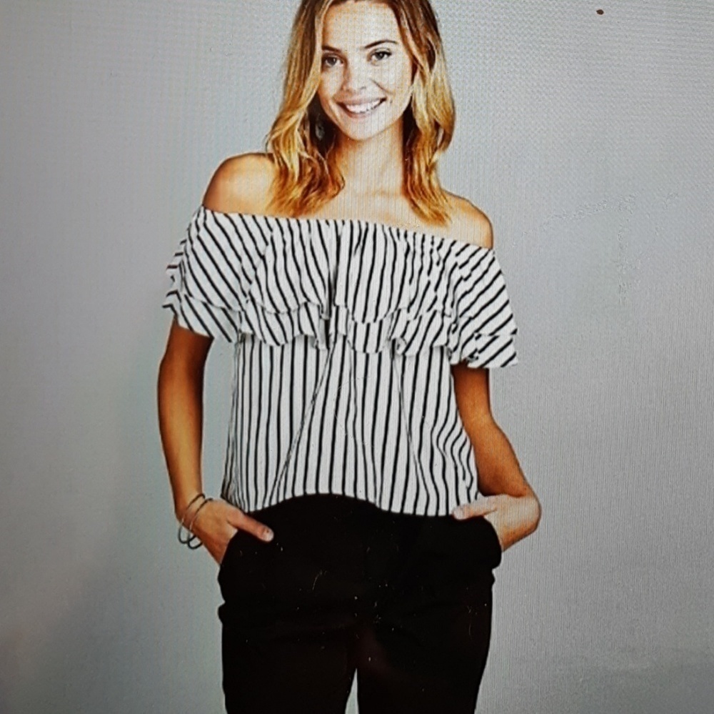 Layered Ruffle Off Shoulder Top - Picture 3 of 3